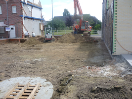Voorbereid bouwterrein met geeffende grond, klaar voor fundering of verharding