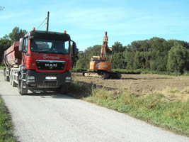 Voorbereid bouwterrein met geeffende grond, klaar voor fundering of verharding