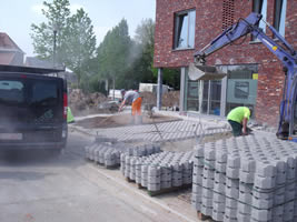 Omgevingswerf met betonnen keerwanden en voorbereide ondergrond voor verharding